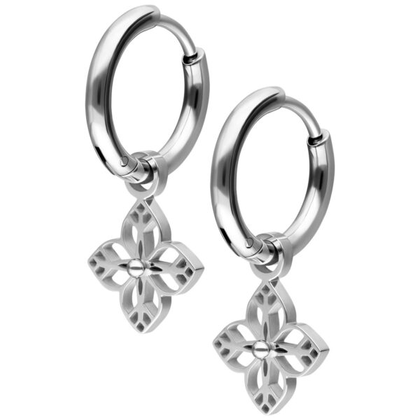 Par de aros de plata con delicados colgantes de flores sobre fondo blanco