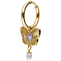 Pendientes dorados con mariposa y perla Pendiente dorado con colgante de mariposa, piedra lavanda y perla sobre fondo blanco