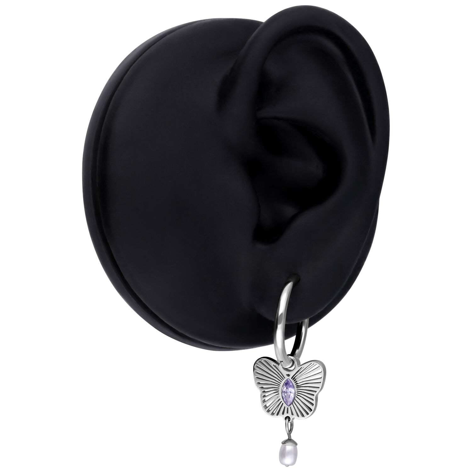 Pendiente plateado con colgante de mariposa lila y perla en un modelo de oreja negra