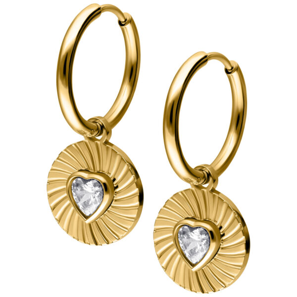 Dos pendientes dorados con colgante de cristal en forma de corazón sobre fondo blanco