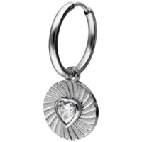 Aro de plata con colgante de corazón de cristal sobre fondo blanco