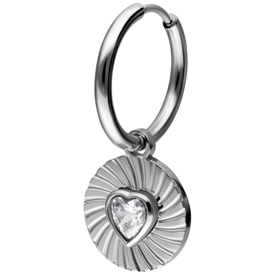 Aro de plata con colgante de corazón de cristal sobre fondo blanco