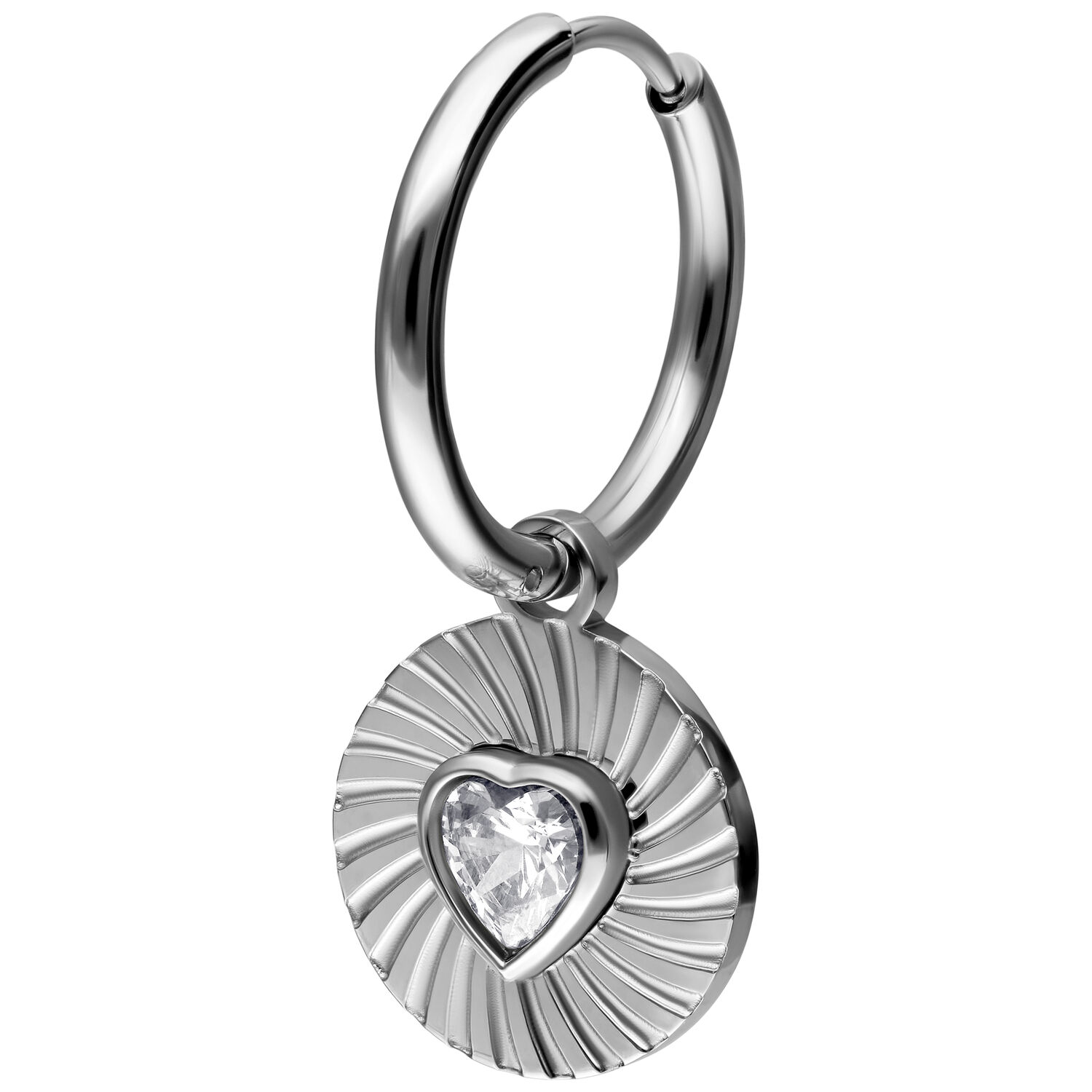 Aro de plata con colgante de corazón de cristal sobre fondo blanco
