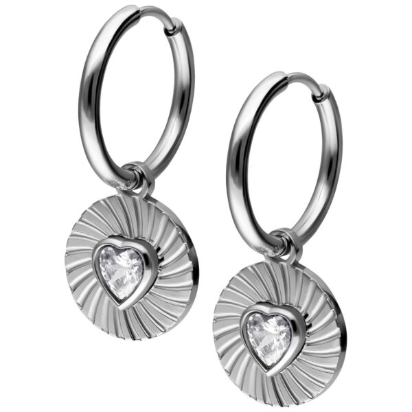 Pendientes plateados con colgantes en forma de corazón y cristales sobre fondo blanco