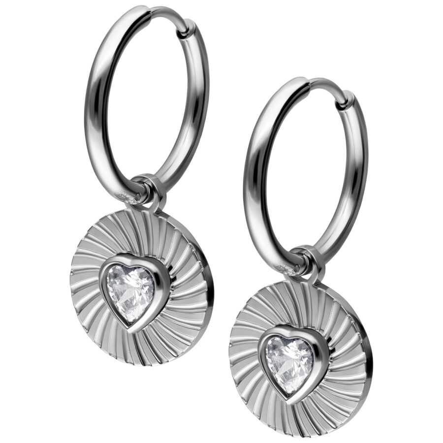 Pendientes plateados con colgantes en forma de corazón y cristales sobre fondo blanco