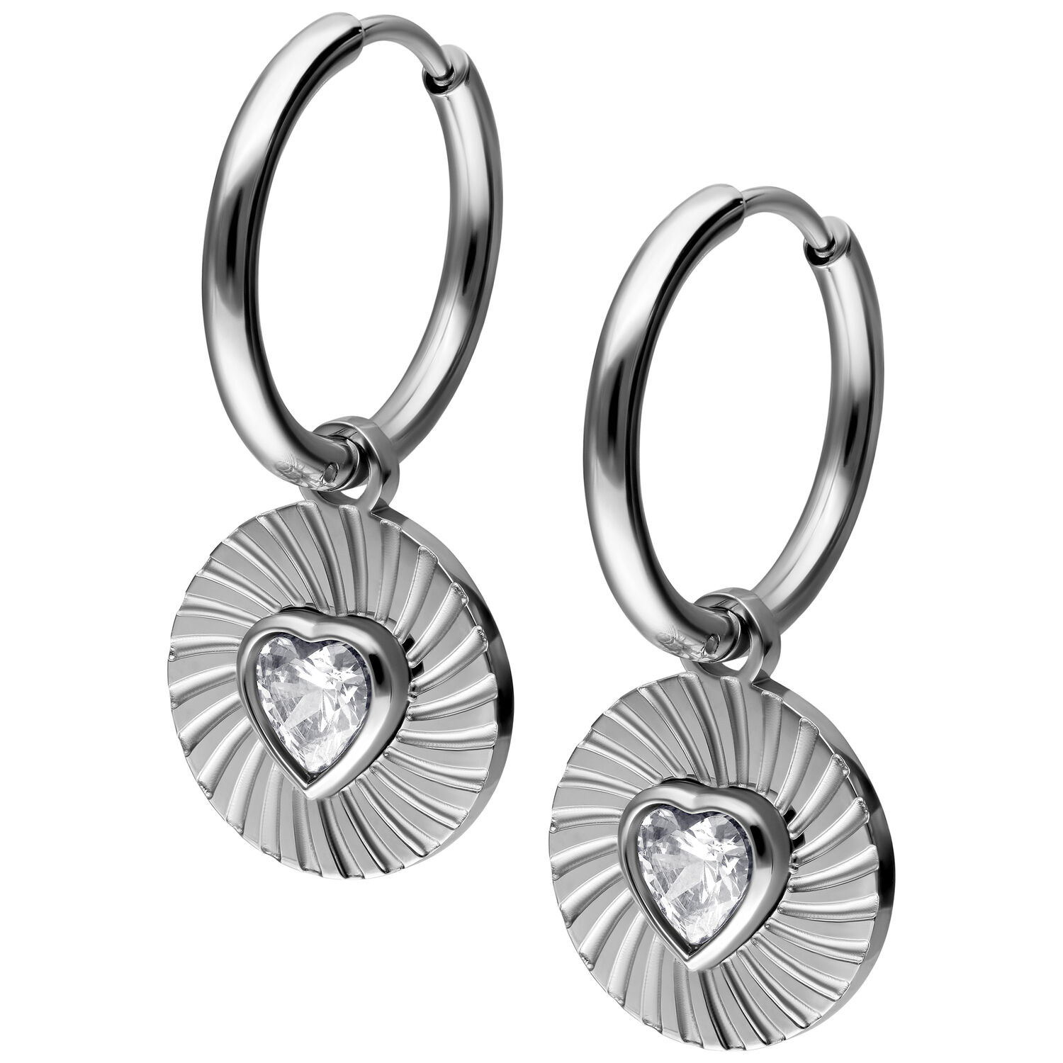 Pendientes plateados con colgantes en forma de corazón y cristales sobre fondo blanco