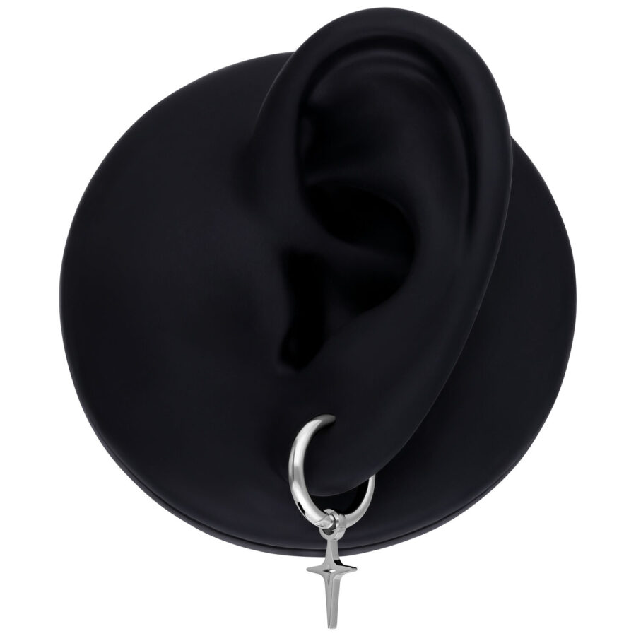 Aro negro con colgante en forma de estrella de plata sobre fondo negro