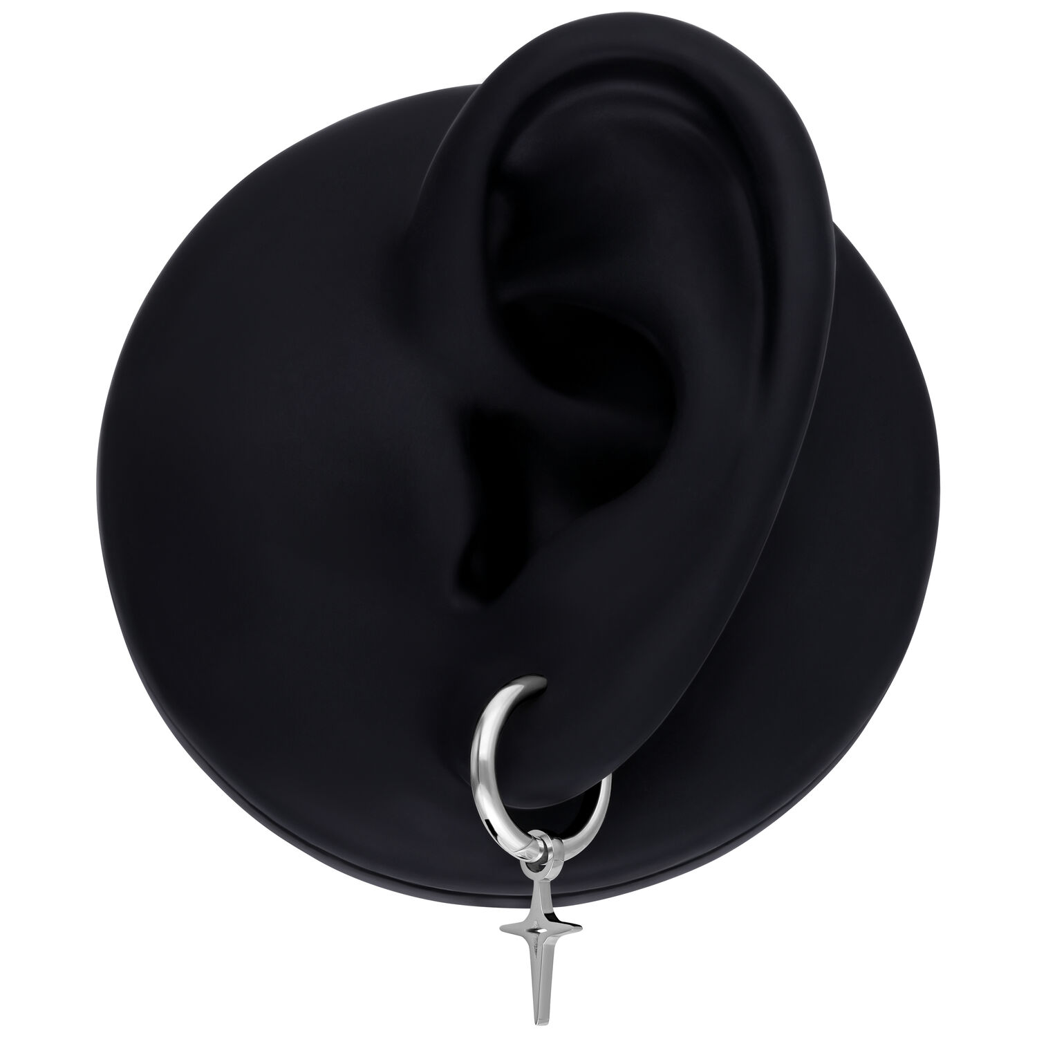 Aro negro con colgante en forma de estrella de plata sobre fondo negro