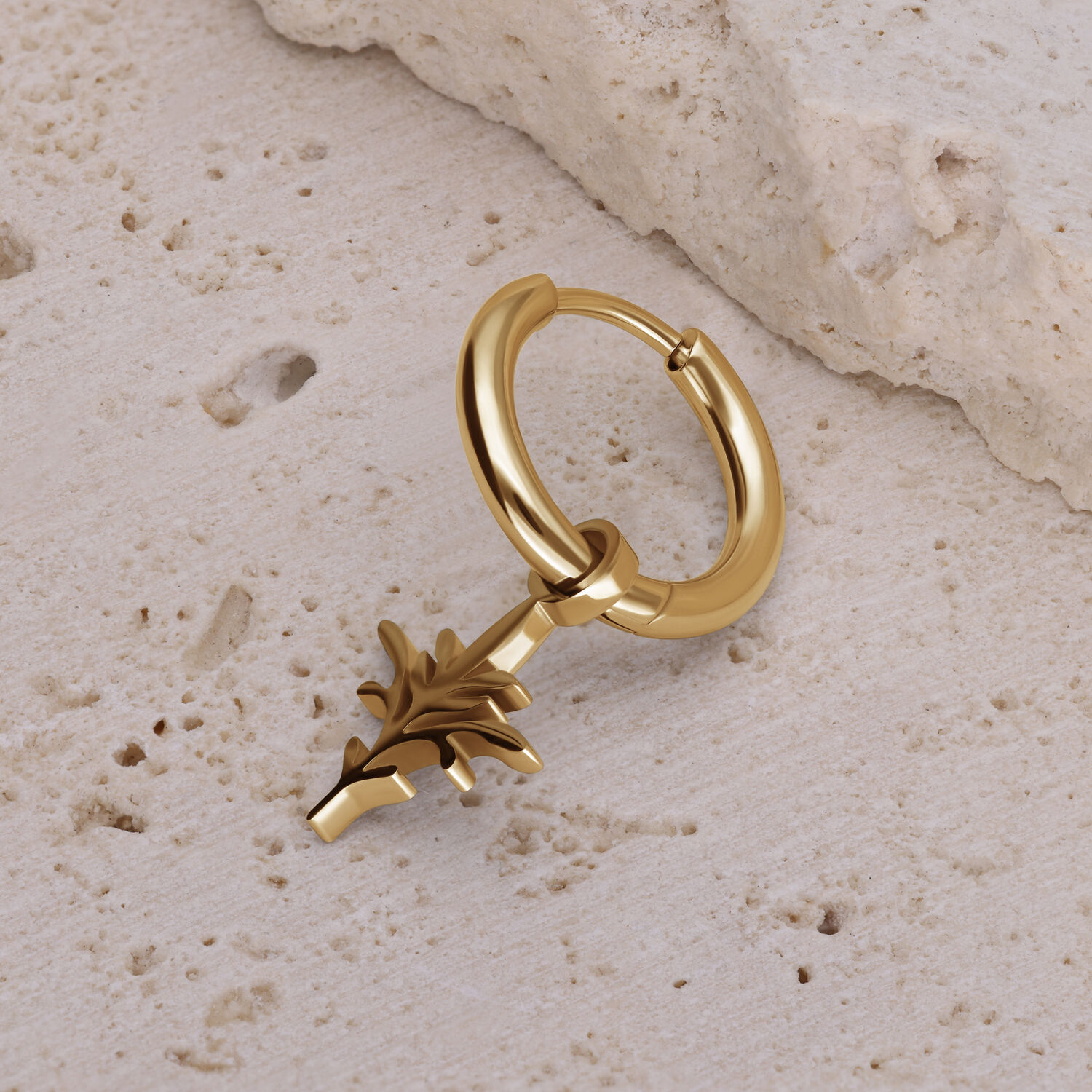 Aro Mini Branch Dorado Aro dorado con colgante de rama sobre piedra clara