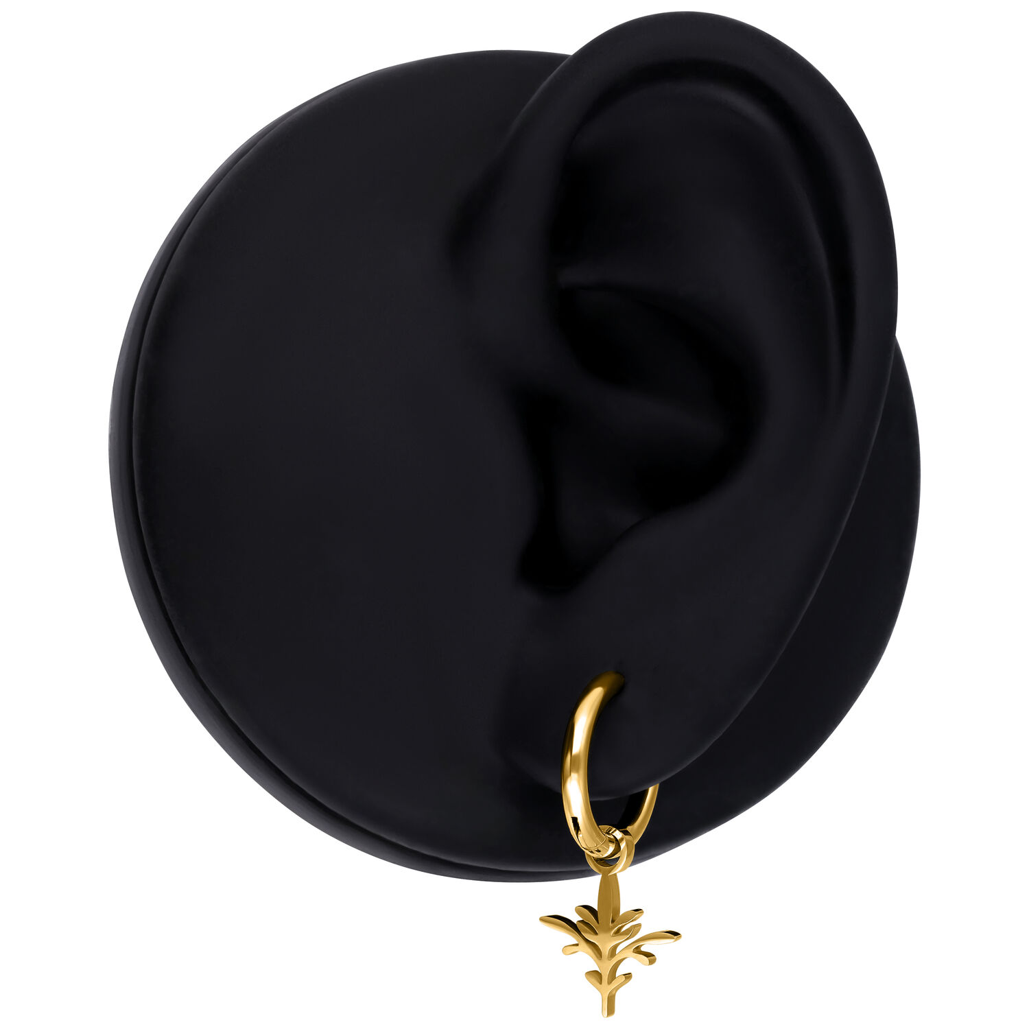 Aros Mini Branch dorados en la oreja Aro Mini Branch dorado fijado en un modelo de oreja negra