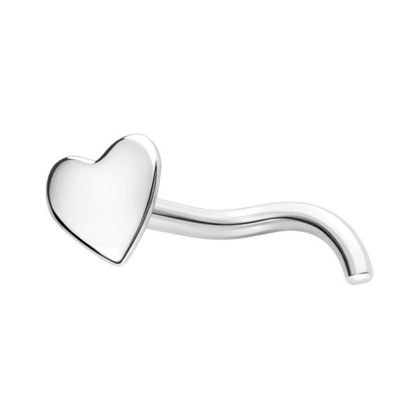 Piercing de nariz en forma de corazón plateado con poste curvado sobre fondo blanco