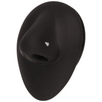 Piercing nasal negro en forma de nariz con un pequeño corazón plateado.
