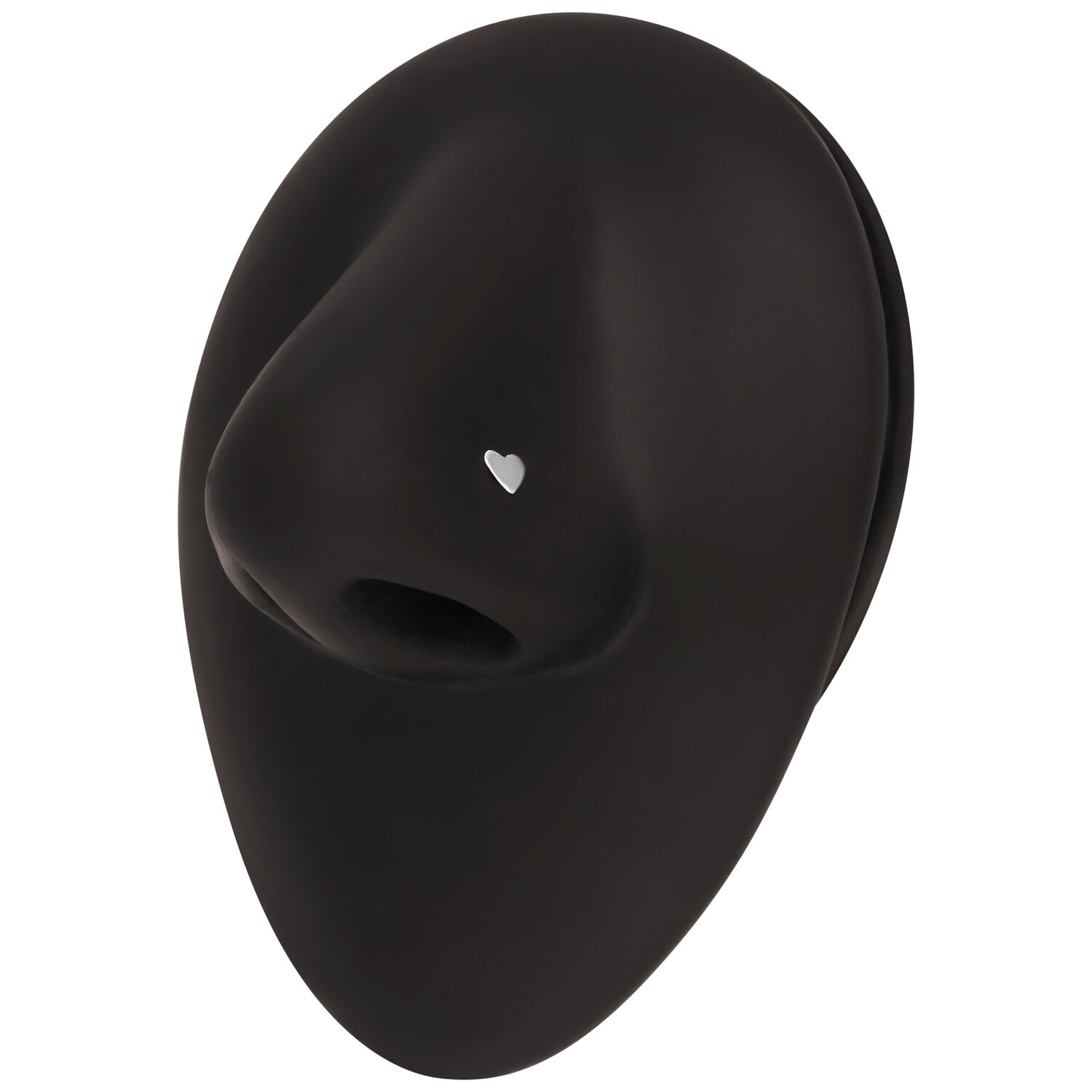 Piercing nasal negro en forma de nariz con un pequeño corazón plateado.