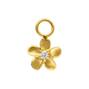 Colgante de flor dorado con cinco pétalos y un cristal en el centro sobre fondo blanco