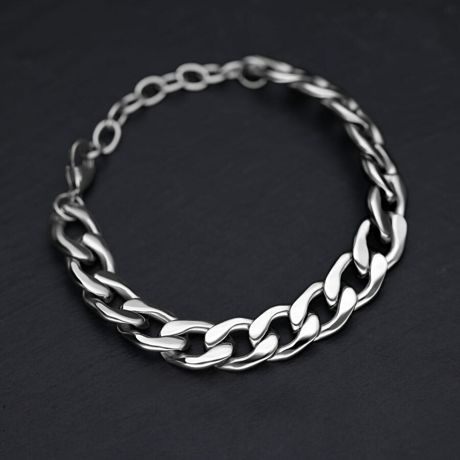 Pulsera chunky plateada de acero quirúrgico sobre fondo negro