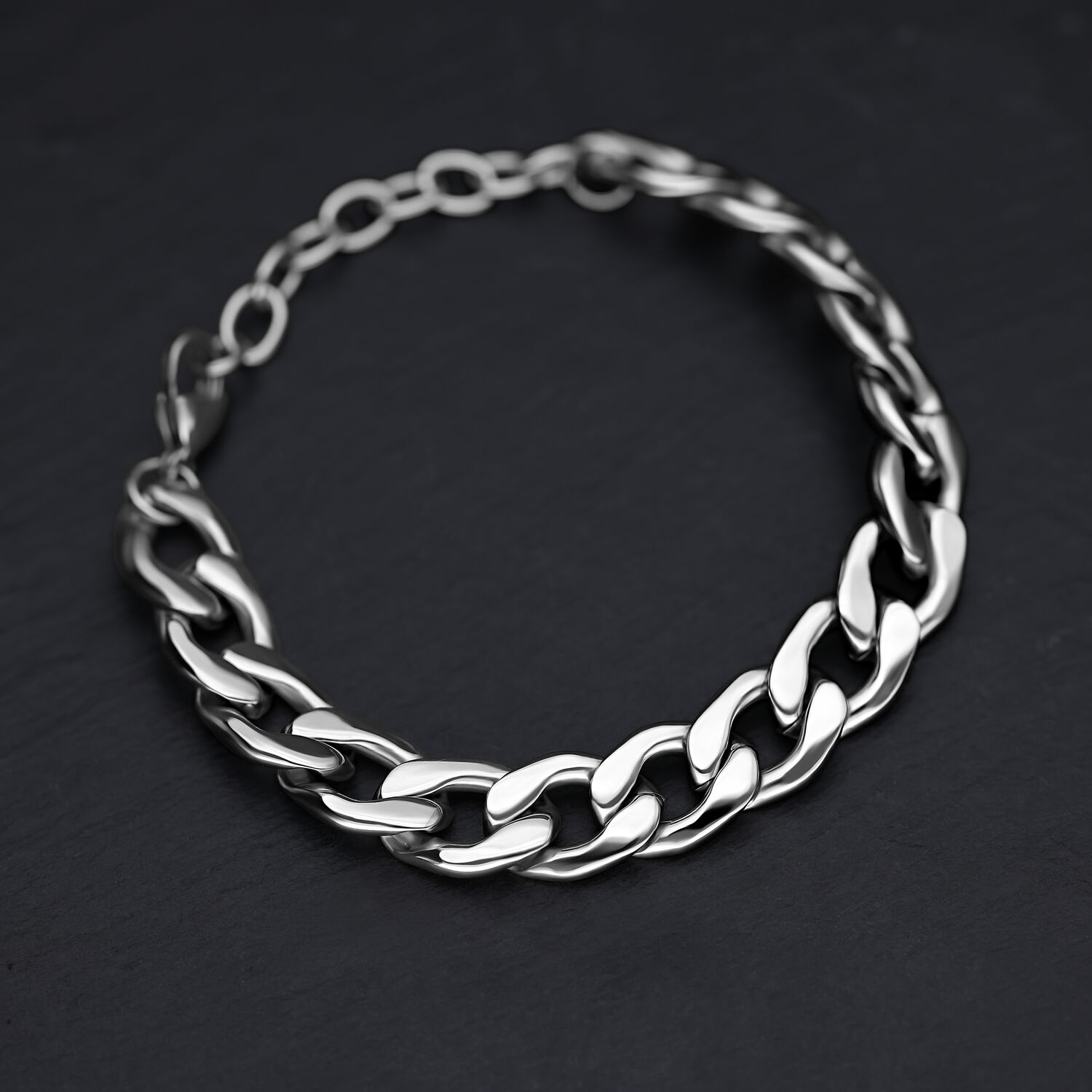 Pulsera chunky plateada de acero quirúrgico sobre fondo negro