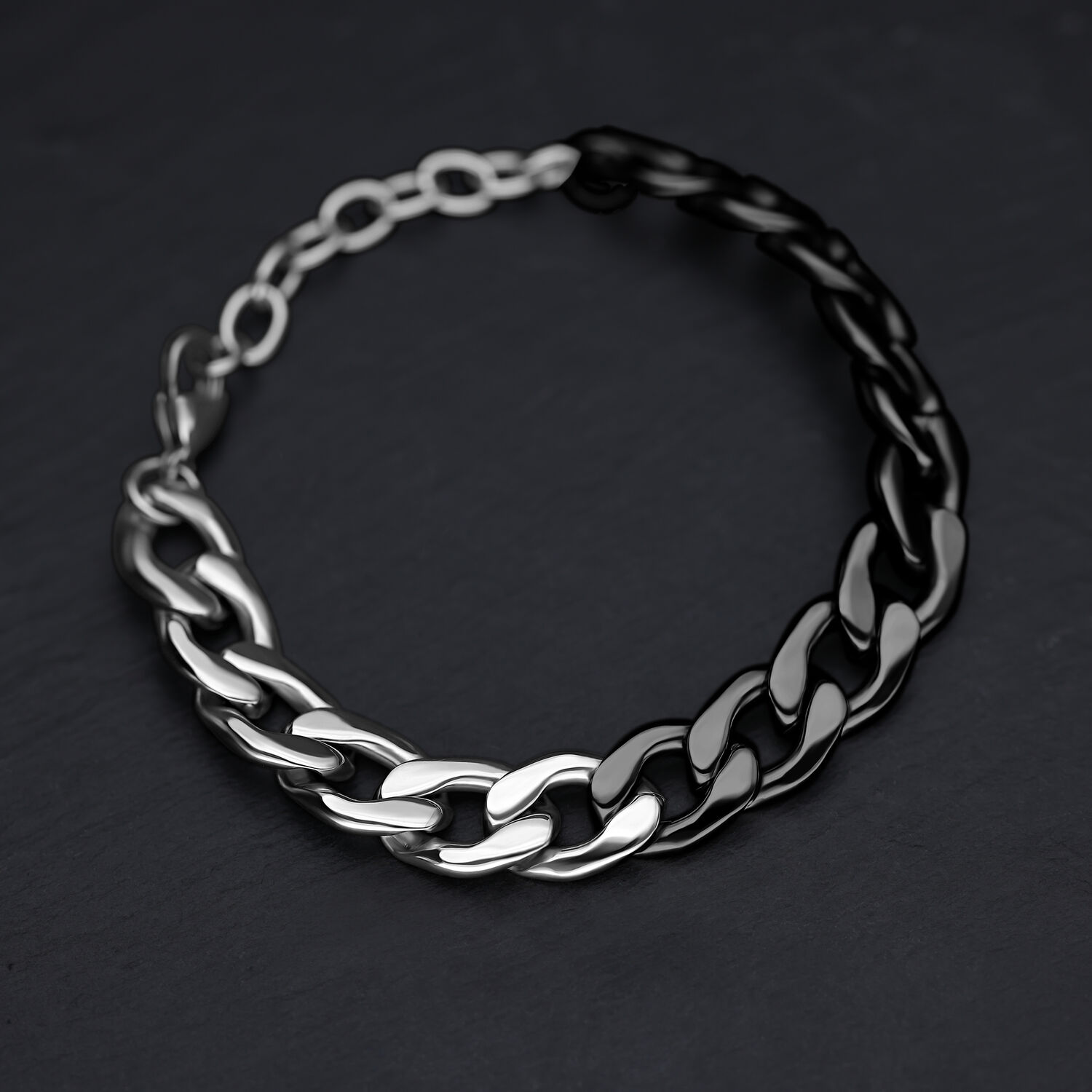Pulsera Chunky en Oro y Negro de Acero Inoxidable sobre fondo negro