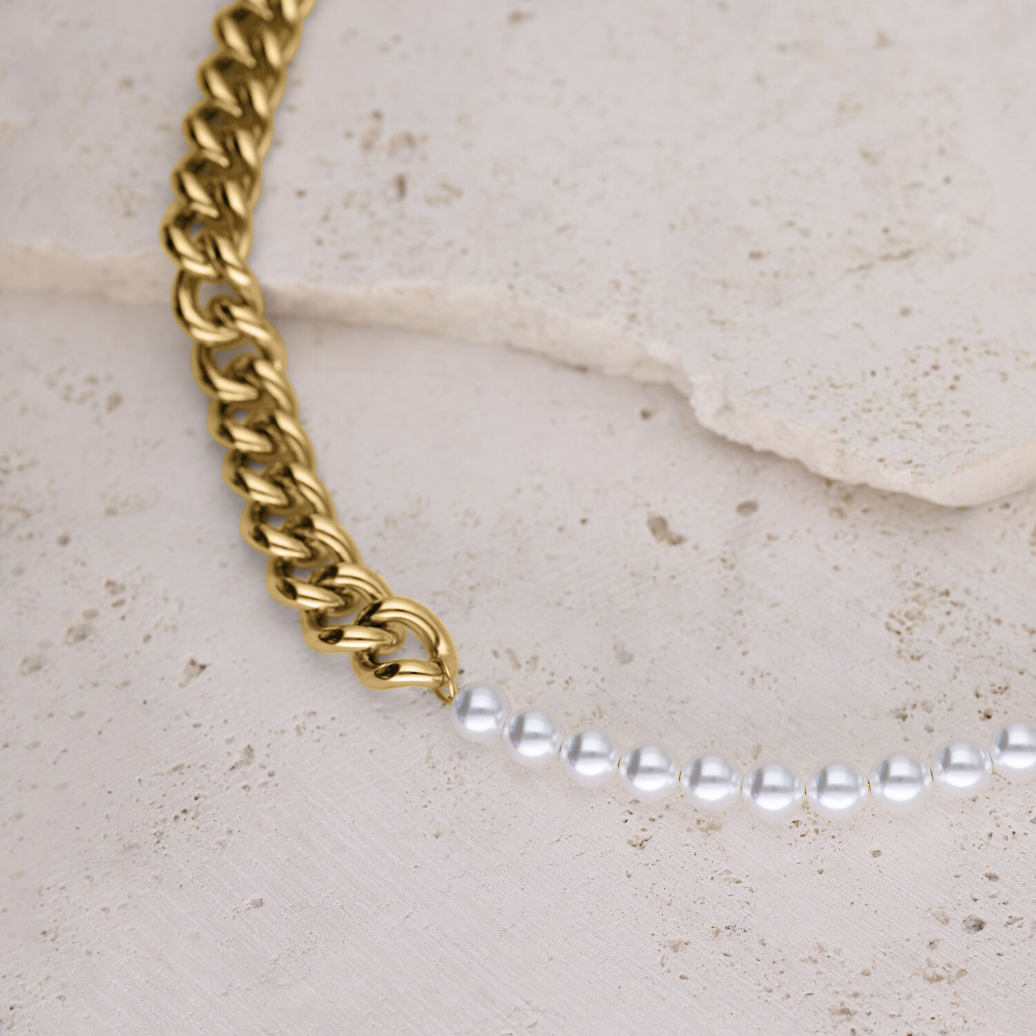 Collar dorado con grandes eslabones y perlas sintéticas blancas sobre piedra clara