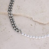 Collar Chunky Pearl en Plata Collar plateado con perlas sobre fondo de piedra clara