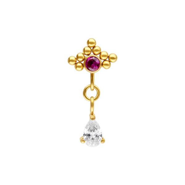 Accesorio de piercing dorado con piedra roja rubí y colgante ovalado sobre fondo blanco
