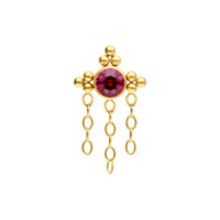 Accesorio de piercing dorado con cristal rojo y cadenas sobre fondo blanco