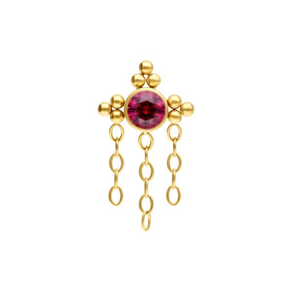 Accesorio de piercing dorado con cristal rojo y cadenas sobre fondo blanco