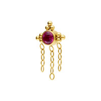Accesorio de piercing dorado con cristal rubí y cadenas colgantes sobre fondo blanco