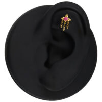 Modelo de oreja negra con pendiente dorado, cristal rojo y colgantes de cadena