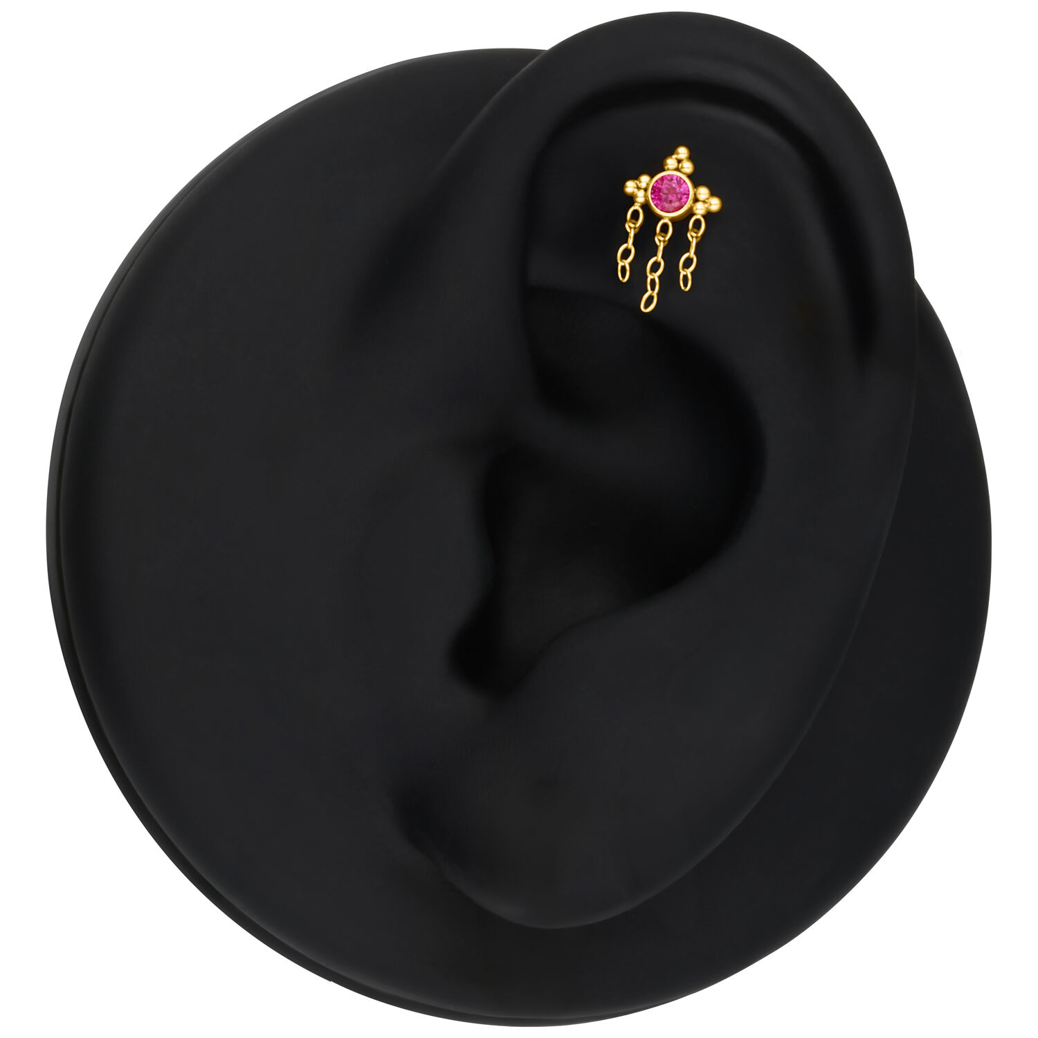 Modelo de oreja negra con pendiente dorado, cristal rojo y colgantes de cadena