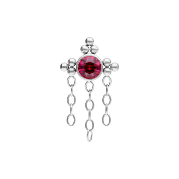 Accesorio de piercing plateado con cristal rojo rubí y tres cadenas sobre fondo blanco