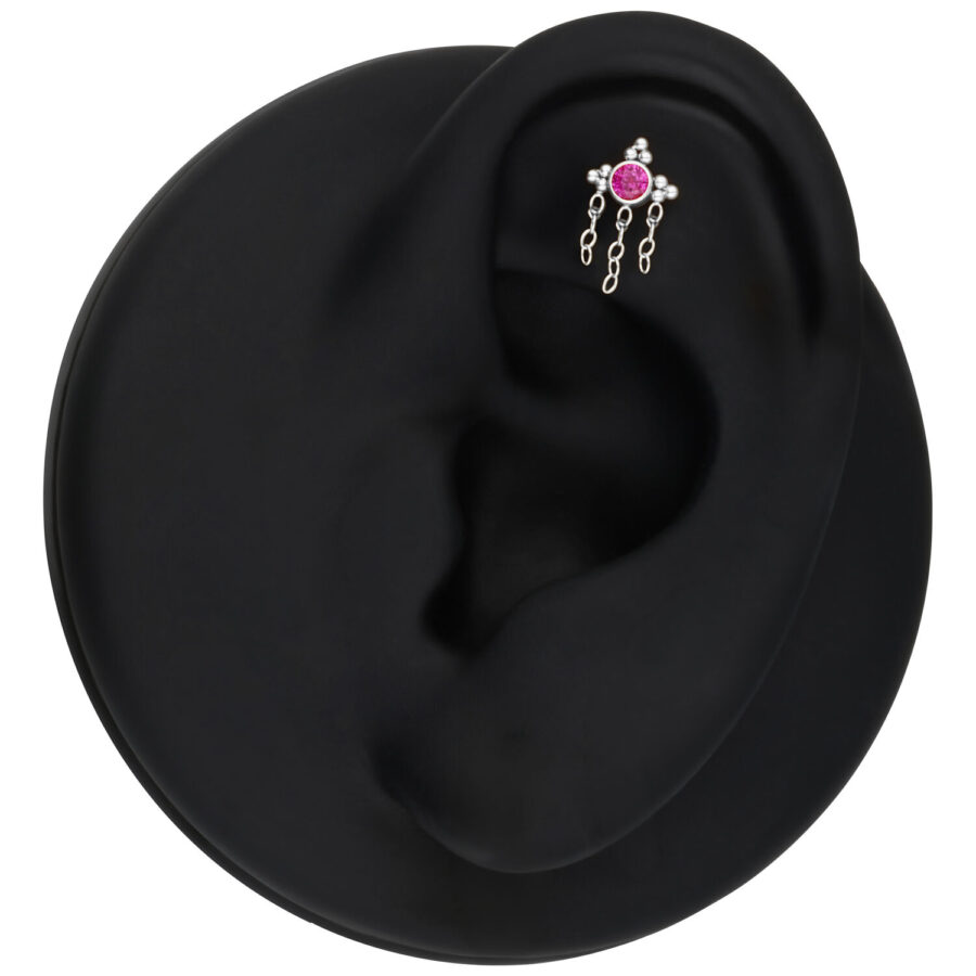 Pendiente de plata con cristal rojo y cadenas en una oreja de modelo negra