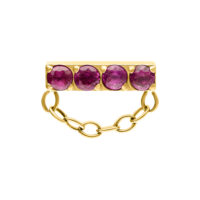 Ajuste Push de Oro con Rubíes Ajuste de oro con cuatro rubíes rojos y diseño de cadena sobre fondo blanco