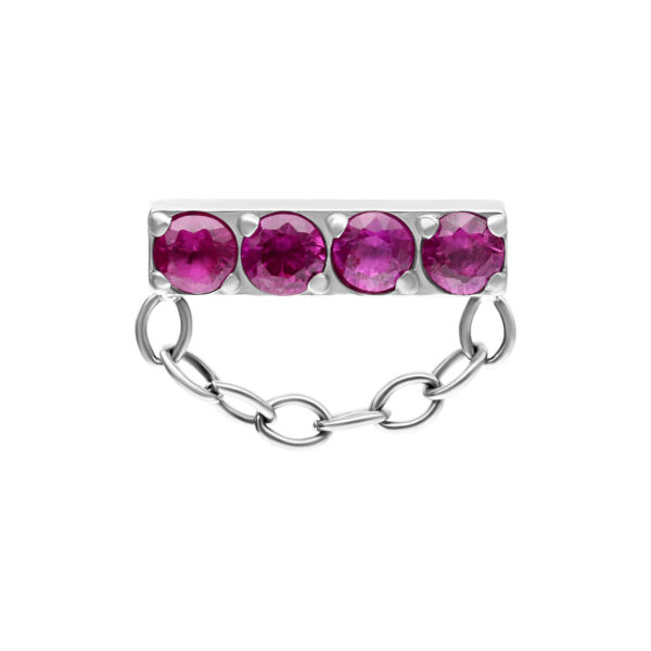 Accesorio de barra plateado con cuatro cristales rojos y detalle de cadena