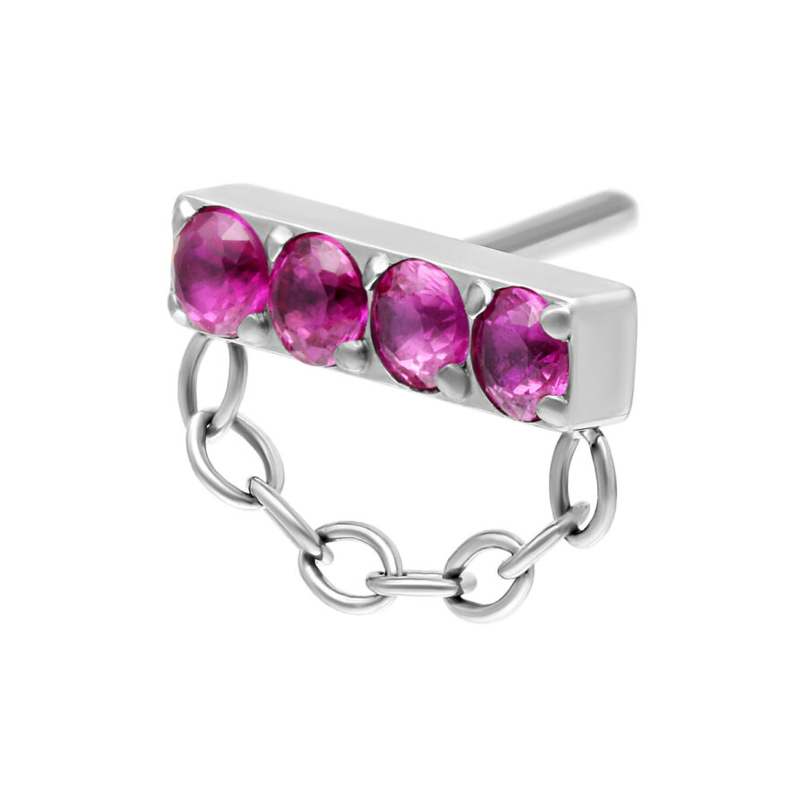 Accesorio de piercing plateado con cuatro piedras rojas y cadena, fotografiado de lado