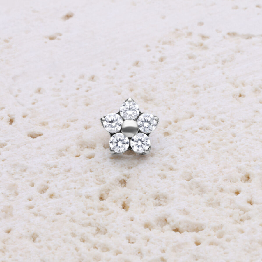 Adorno en forma de estrella con cristales claros sobre superficie de piedra clara