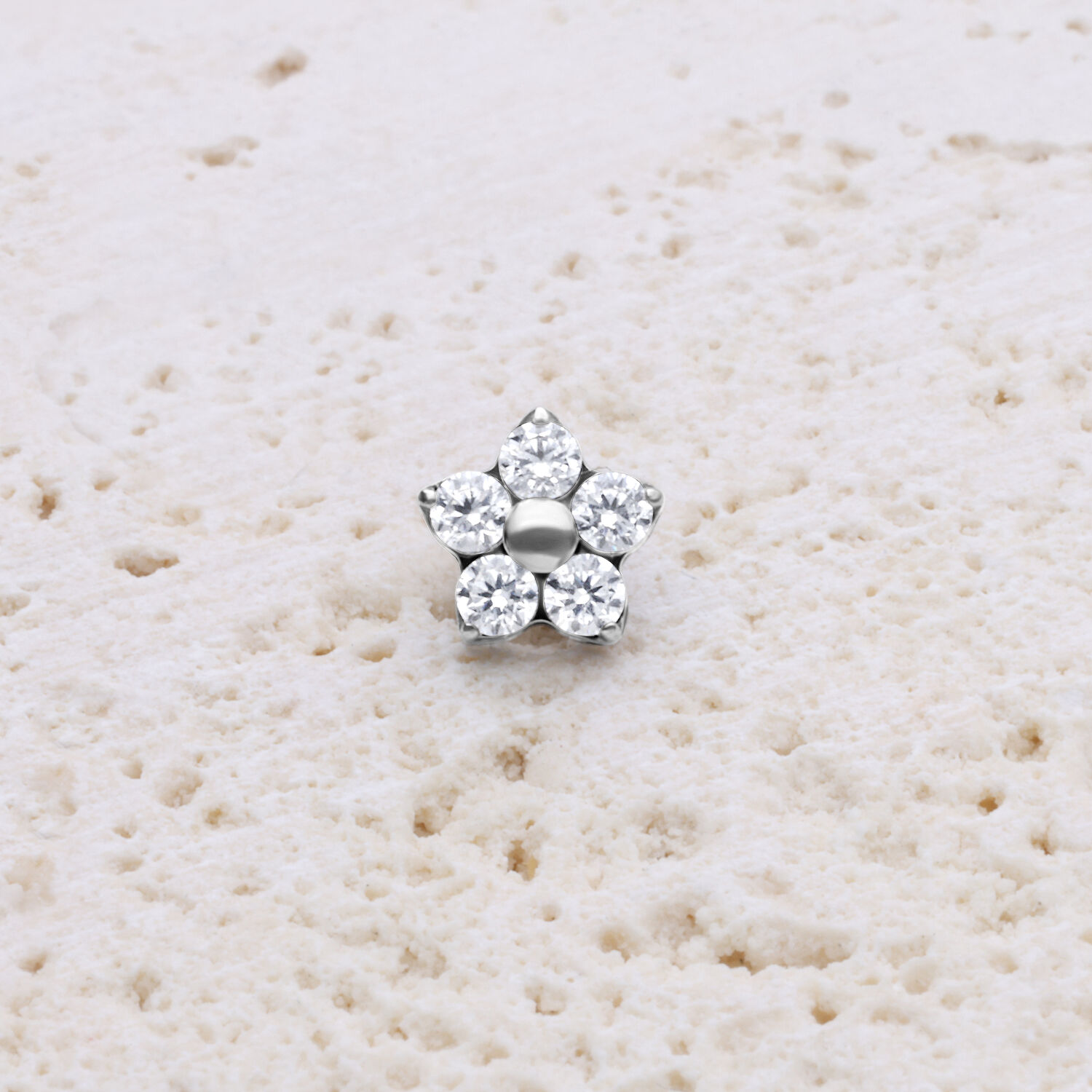 Cristal en forma de estrella de titanio Adorno en forma de estrella con cristales claros sobre superficie de piedra clara