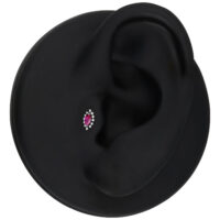 Modelo de oreja negra con ajuste Push de plata y cristal rojo