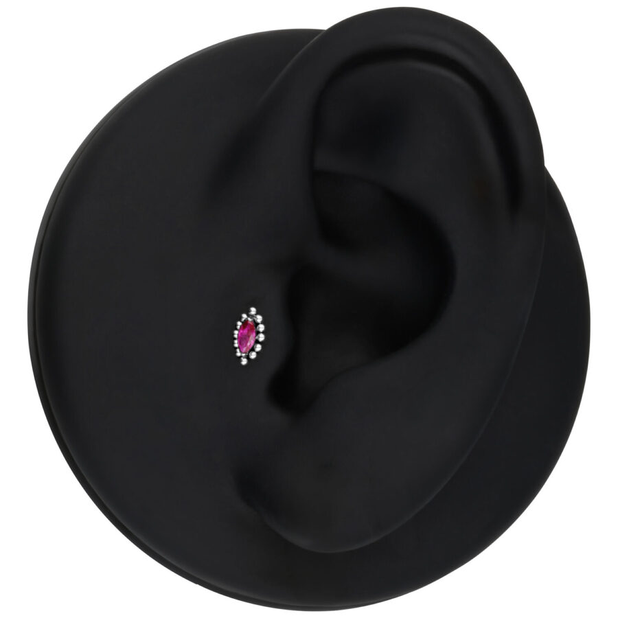Modelo de oreja negra con ajuste Push de plata y cristal rojo
