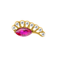 Ajuste de piercing dorado con piedra ovalada roja y cristales claros sobre fondo blanco