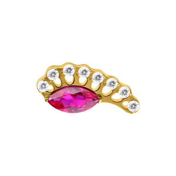 Ajuste de piercing dorado con piedra ovalada roja y cristales claros sobre fondo blanco