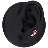 Modelo de oreja negra con accesorio ovalado de rubí rojo y elementos dorados CC