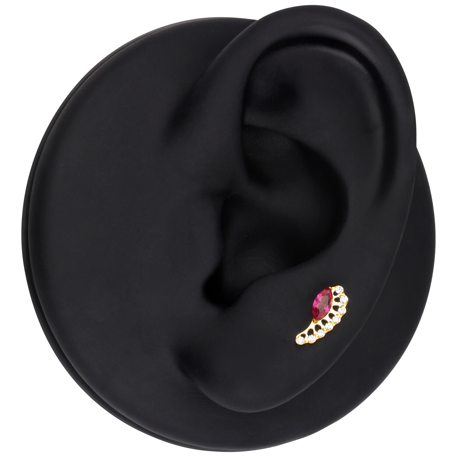 Modelo de oreja negra con accesorio ovalado de rubí rojo y elementos dorados CC