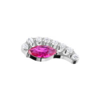 Ajuste de plata con cristal rojo ovalado y piedras claras sobre fondo blanco