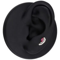 Pendiente de plata con cristal rojo ovalado en modelo de oreja negra