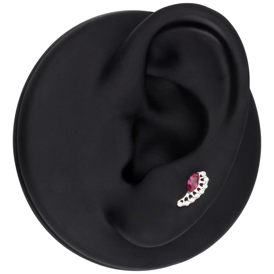 Pendiente de plata con cristal rojo ovalado en modelo de oreja negra