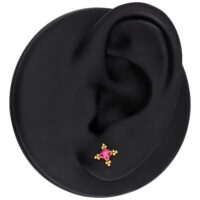 Modelo de oreja negra con accesorio dorado y cristal rojo, forma redonda