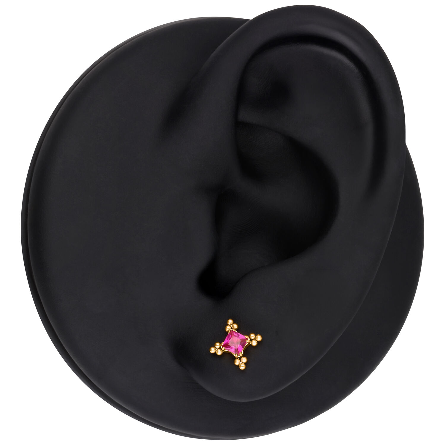 Modelo de oreja negra con accesorio dorado y cristal rojo, forma redonda