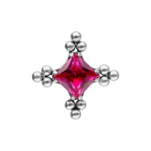 Accesorio plateado con cristal rojo rubí y patrón de burbujas sobre fondo blanco