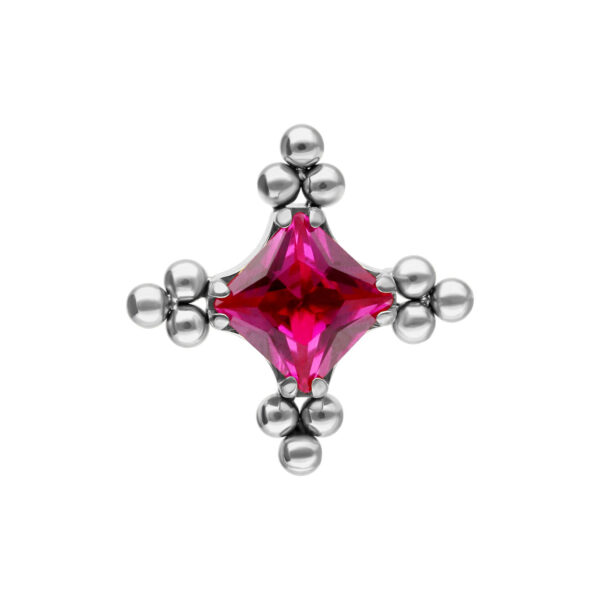 Accesorio plateado con cristal rojo rubí y patrón de burbujas sobre fondo blanco