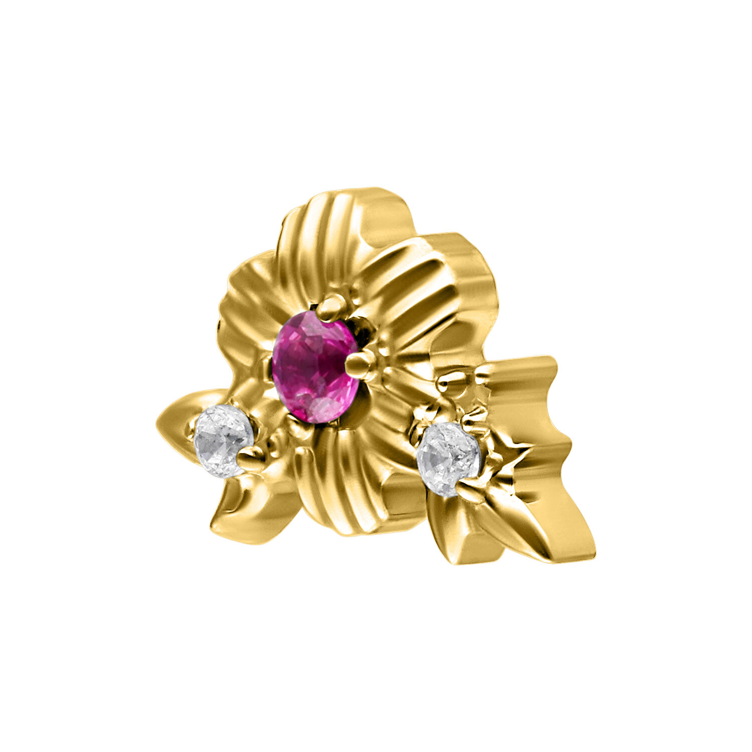 Adorno de flor dorada con rubí rojo y dos circonitas claras sobre fondo blanco